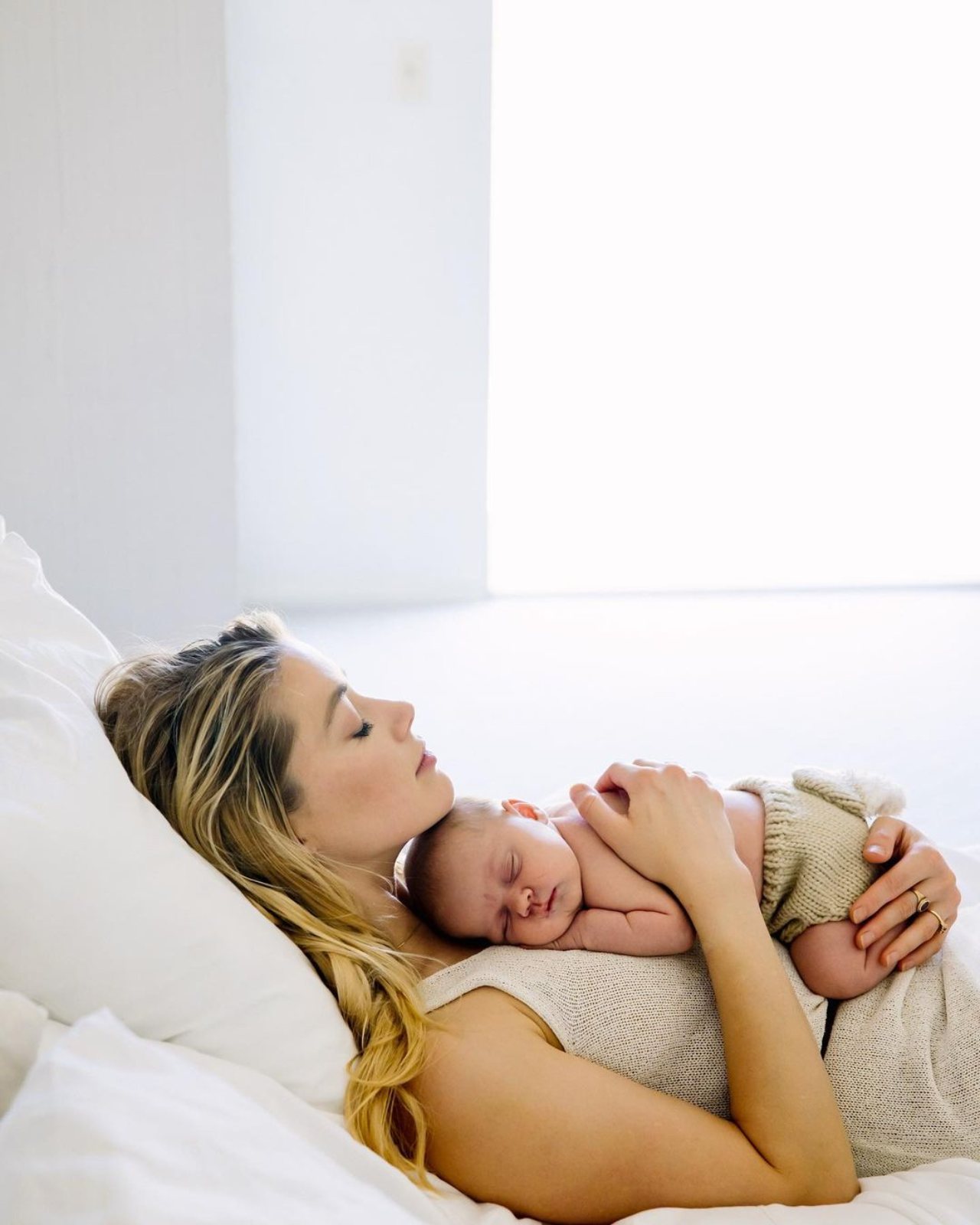 Amber Heard revela es madre bebe