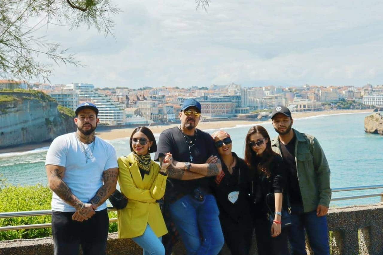 Pepe Aguilar confiesa que está harto de pagarles todo