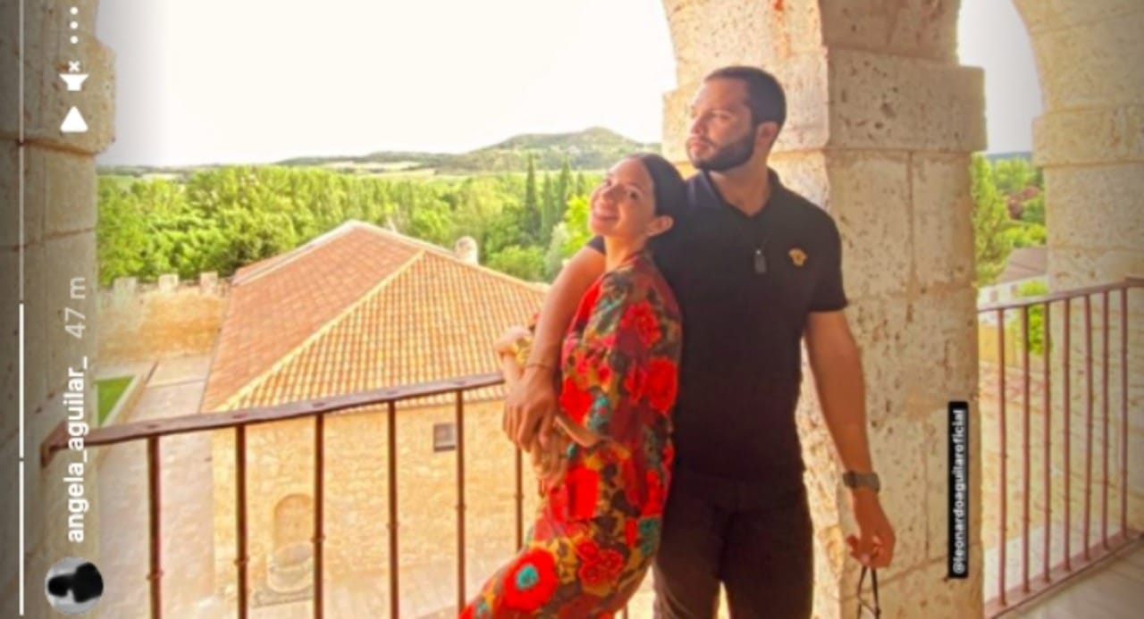 Angela Aguilar posa con su hermano