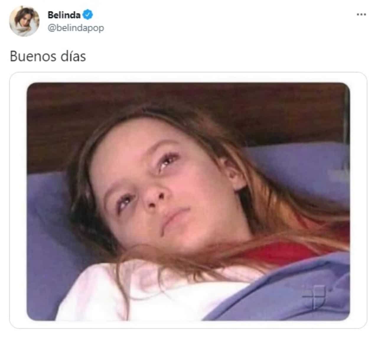 Meme Belinda acostada en cama enferma