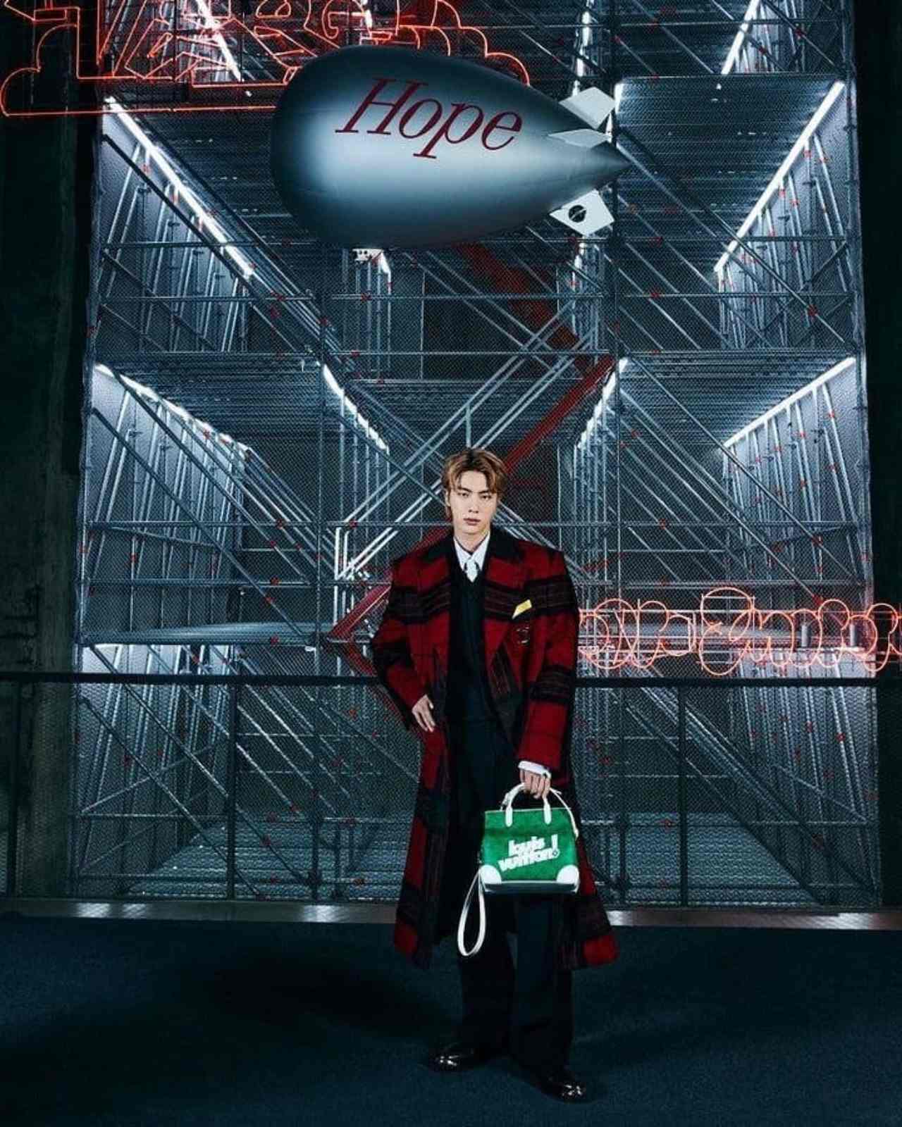 BTS desfilando en Louis Vuitton firma