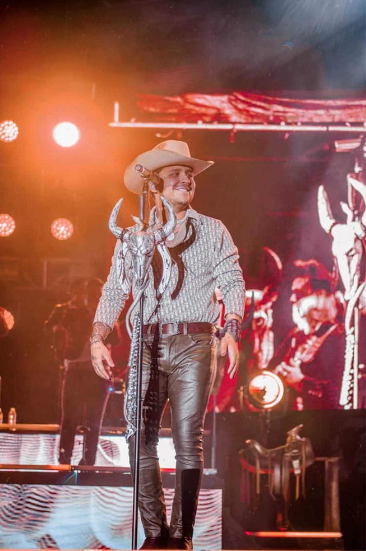 Christian Nodal lució guapísimo en su concierto