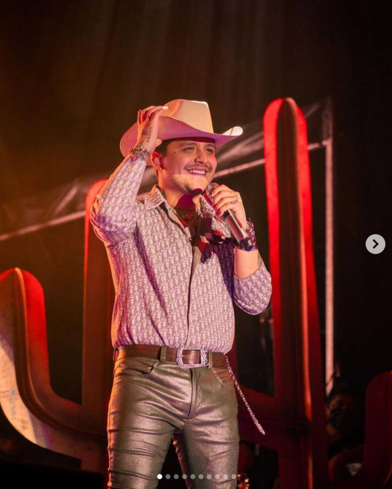 Christian Nodal luce guapísimo en concierto