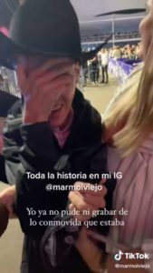 Christian Nodal hace regalo a fan