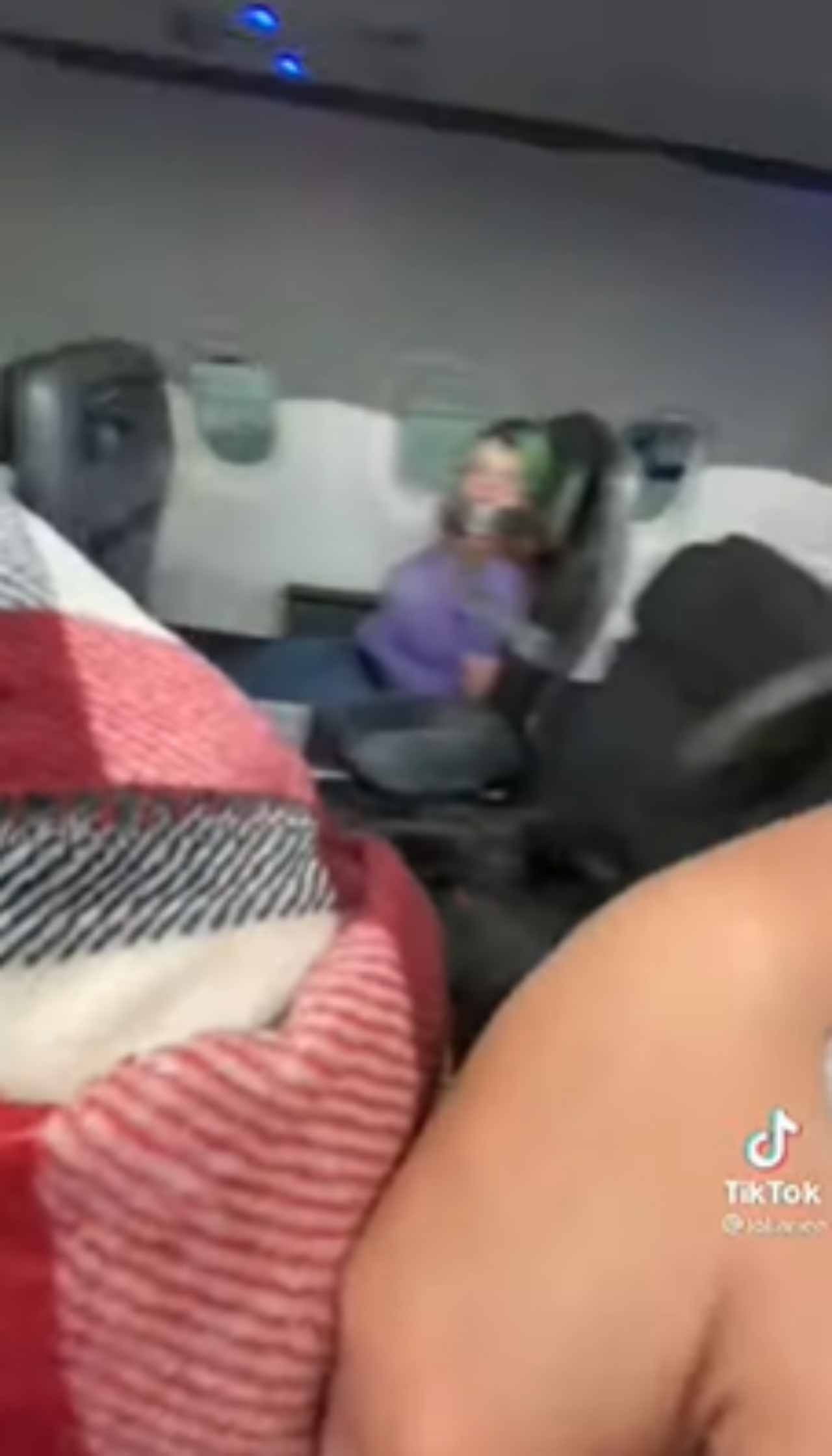 Mujer pegada en asiento