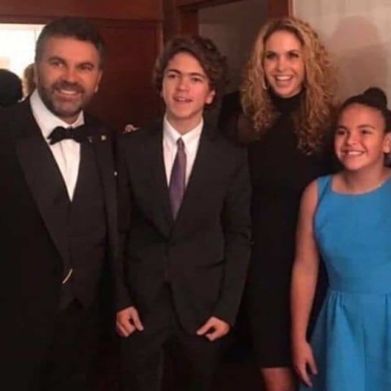 Lucero y Mijares con sus hijos