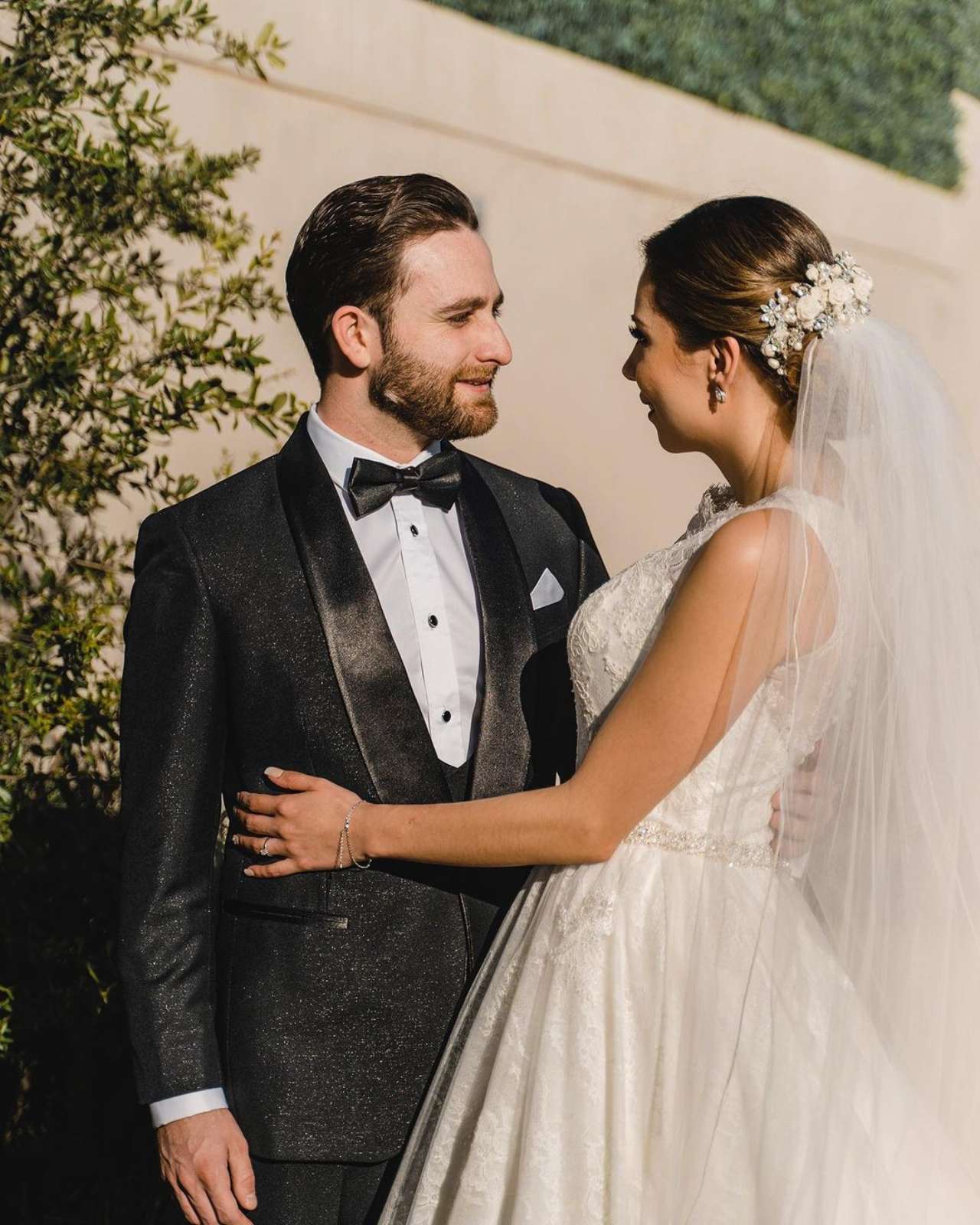 Revelan traje Christian Nodal boda Belinda