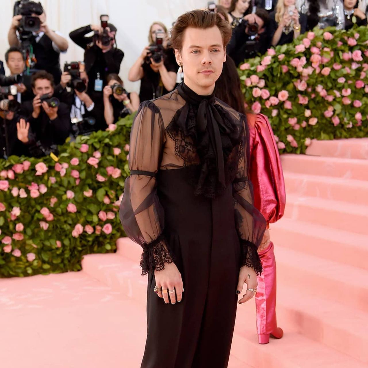Kunno trata imitar Harry Styles Gucci