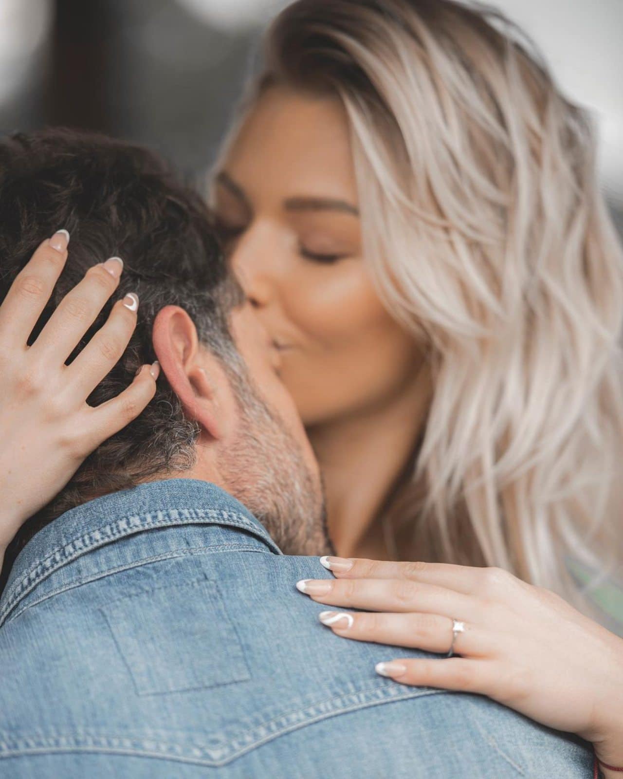 Gabriel Soto Irina Baeva estan comprometidos anillo