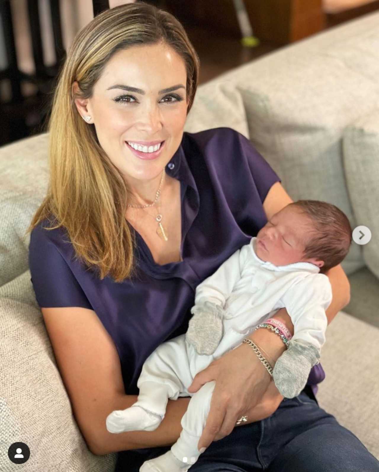 Jacky Bracamontes presenta a su sobrino