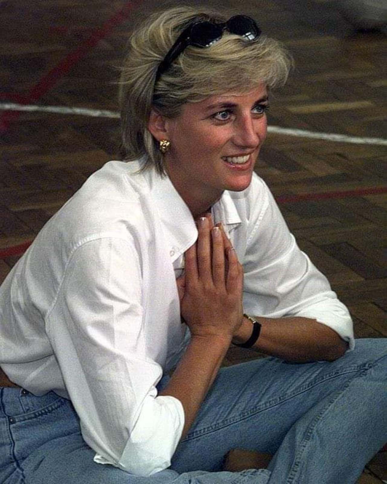 Princesa Diana con jeans y camisa