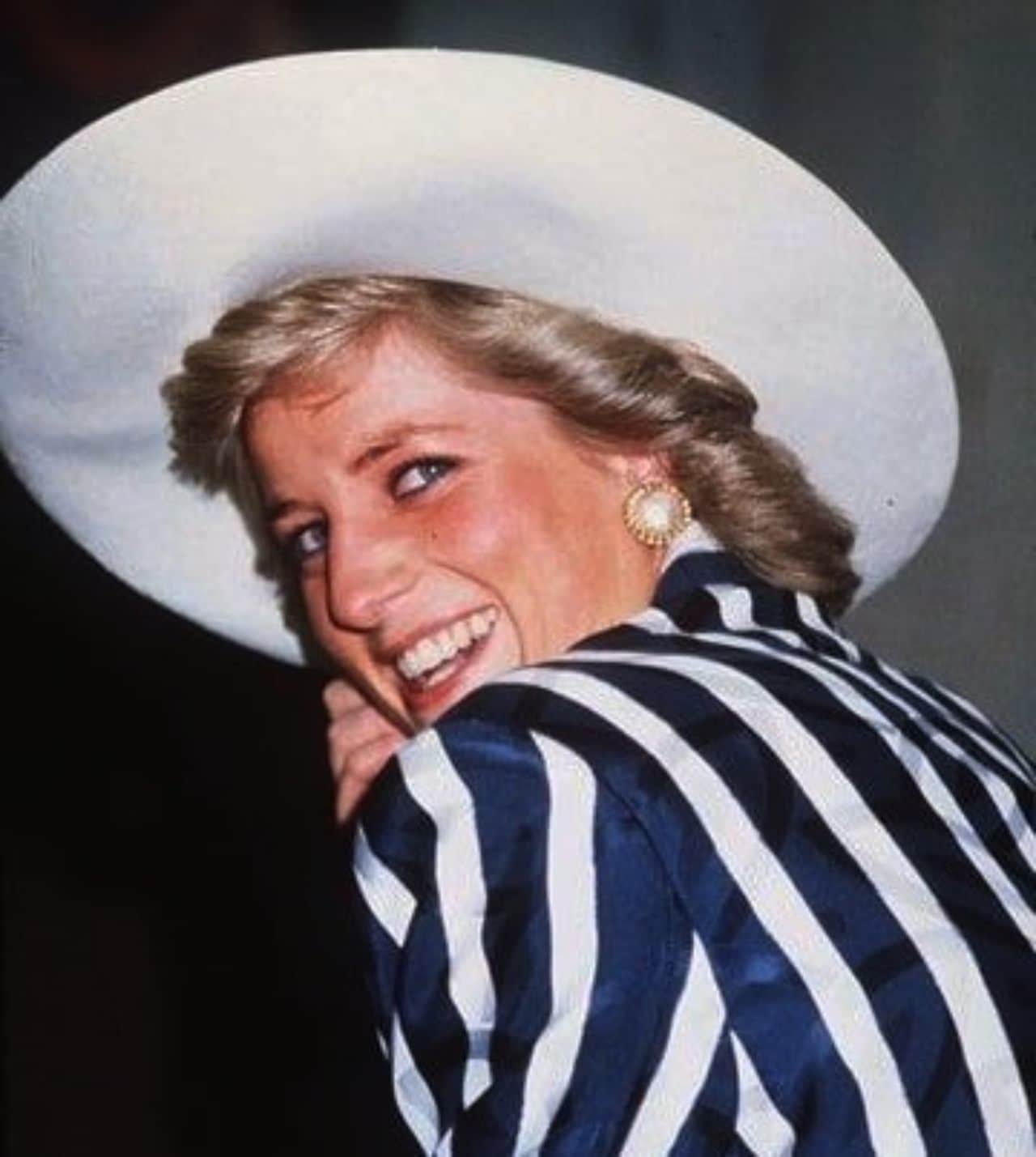 Lady Di con look de sombrero