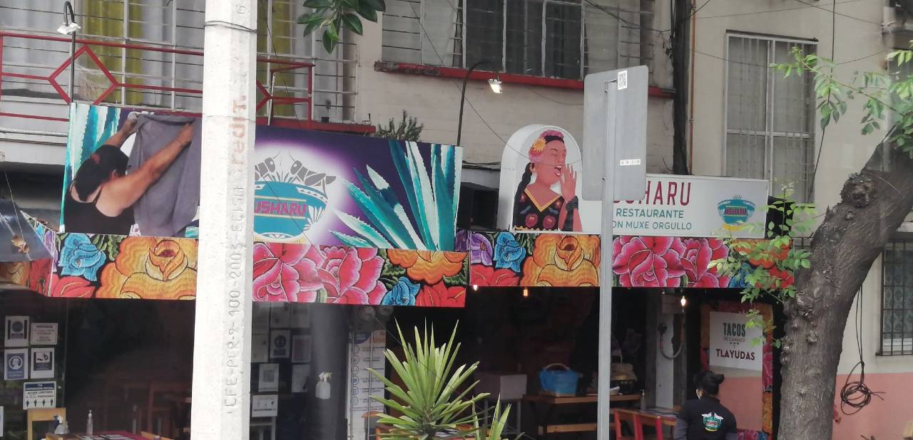 Lady Tacos de Canasta tapan su imagen en restaurante con memes