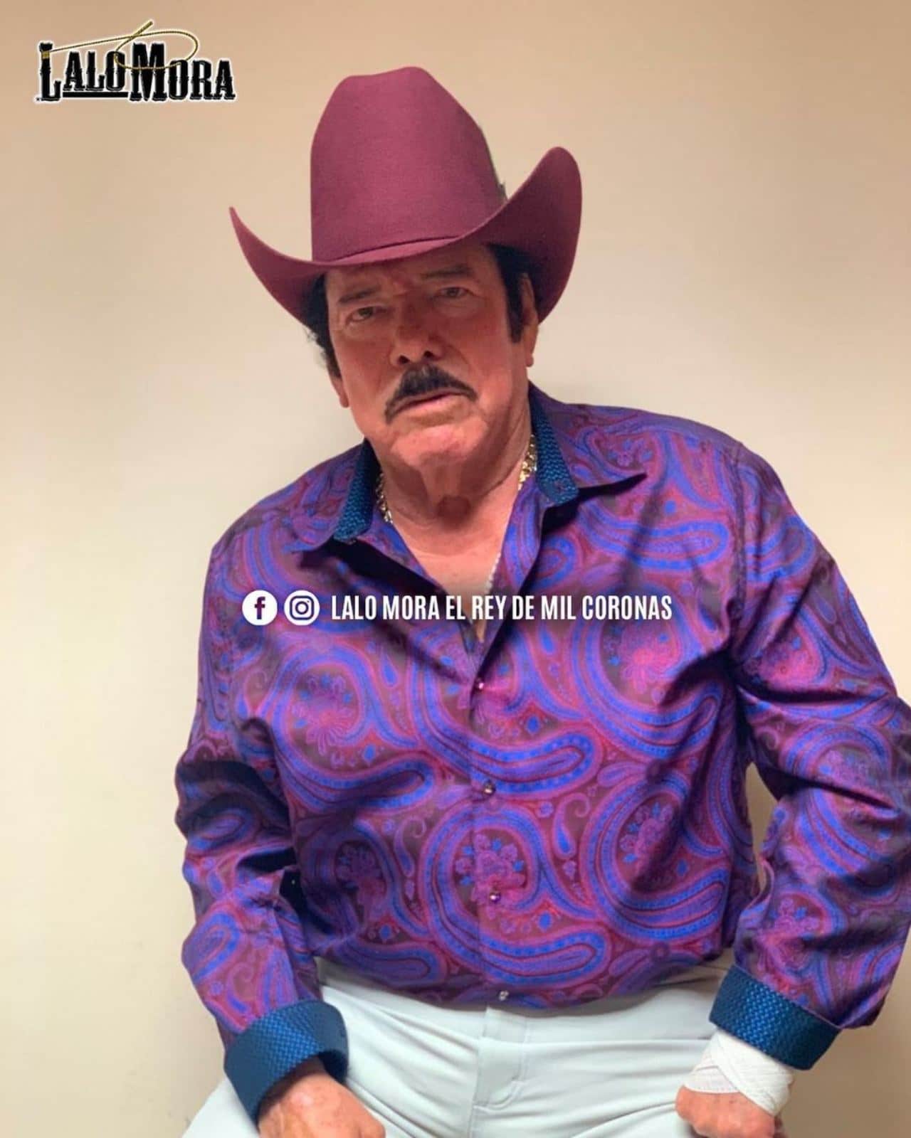 Lalo Mora toca a fans besa