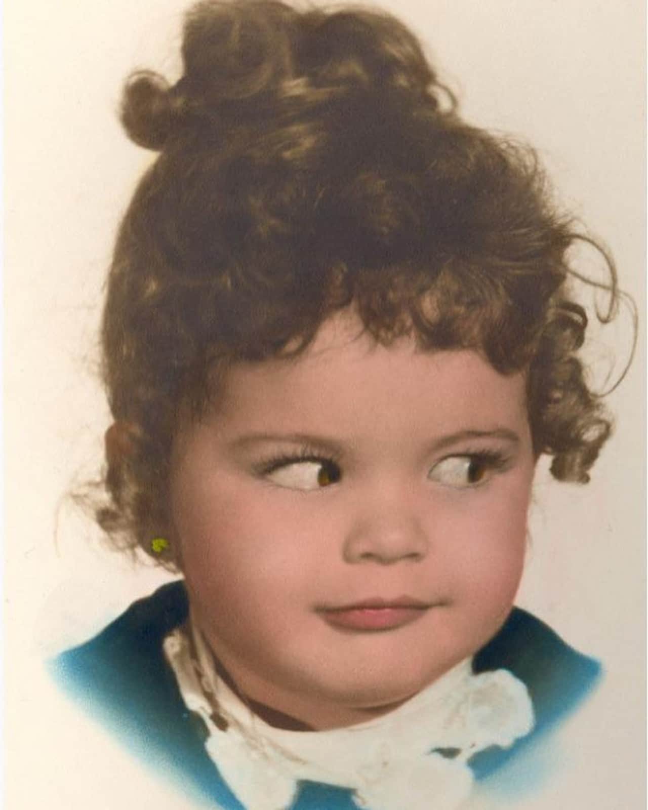 Lucero Mijares es igual a su mamá de niña
