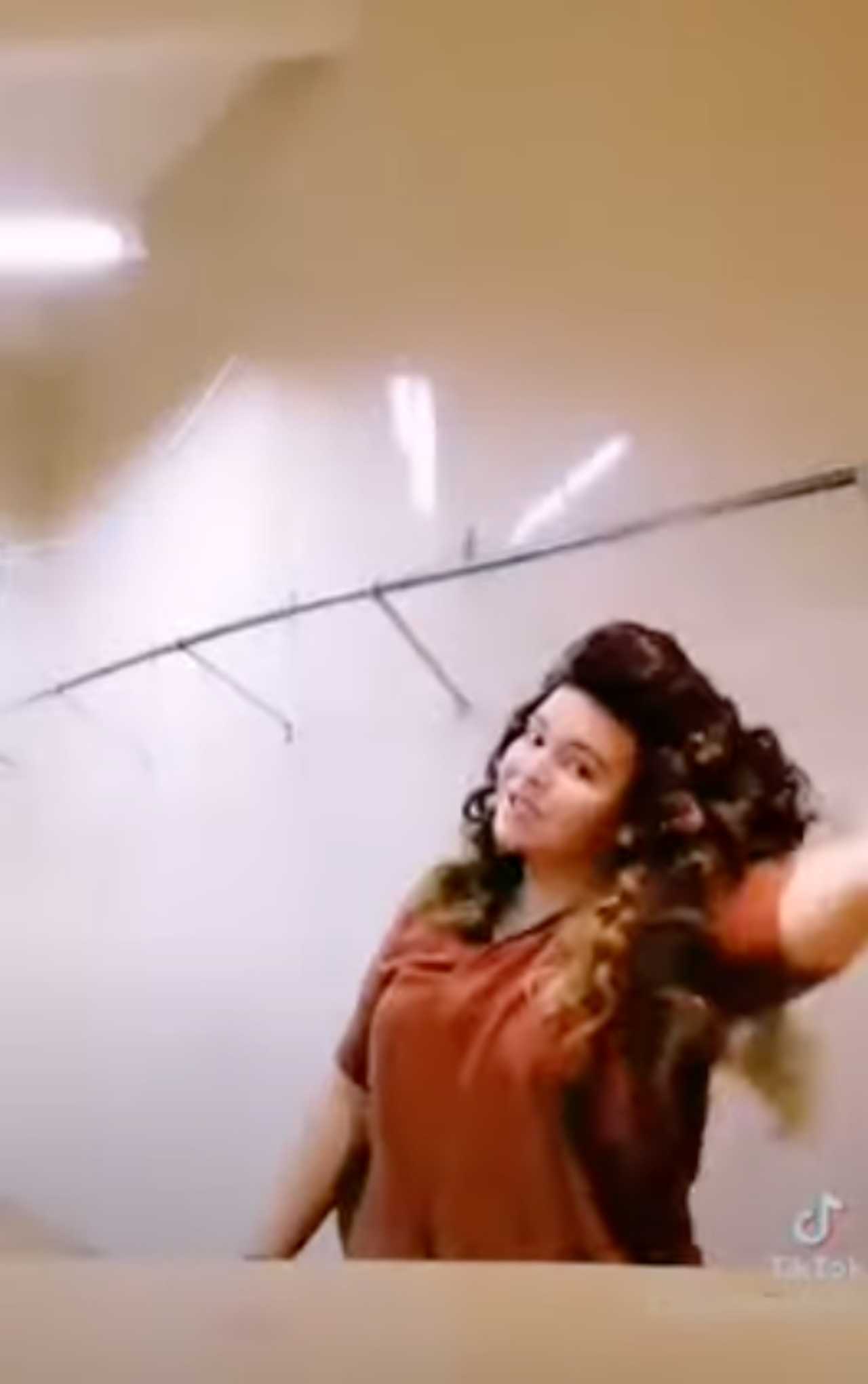 Lucero Mijares imita a su mamá con peluca