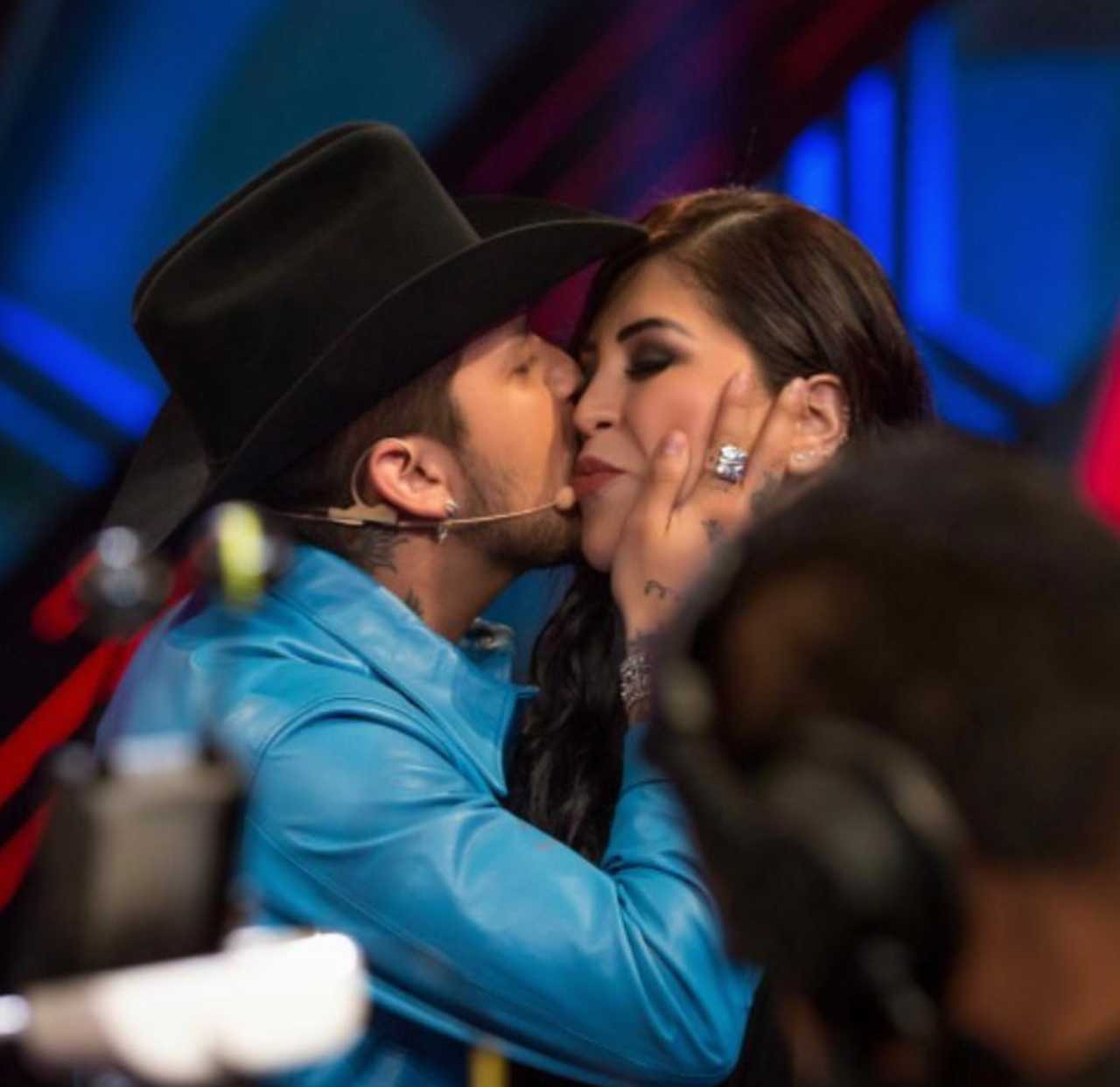 Christian Nodal con su mamá