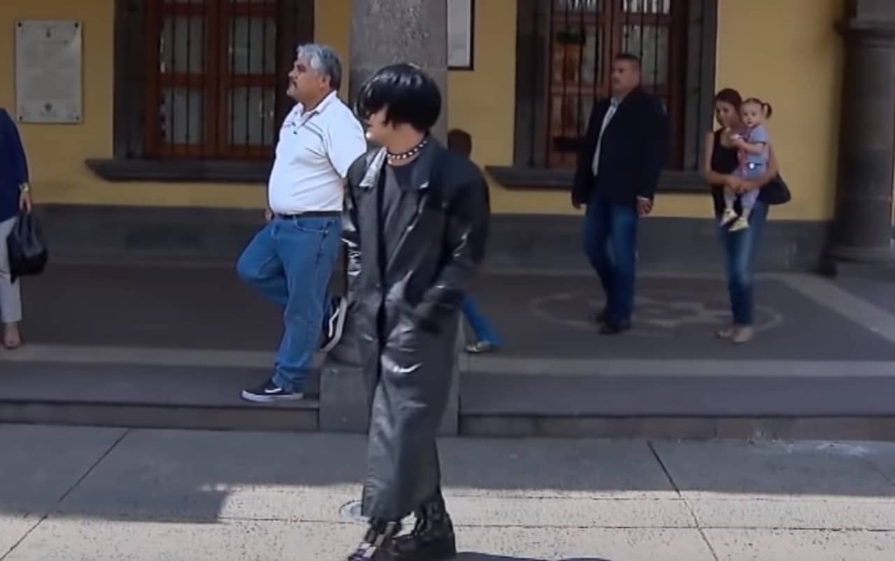 Nodal vestido de emo haciendo broma