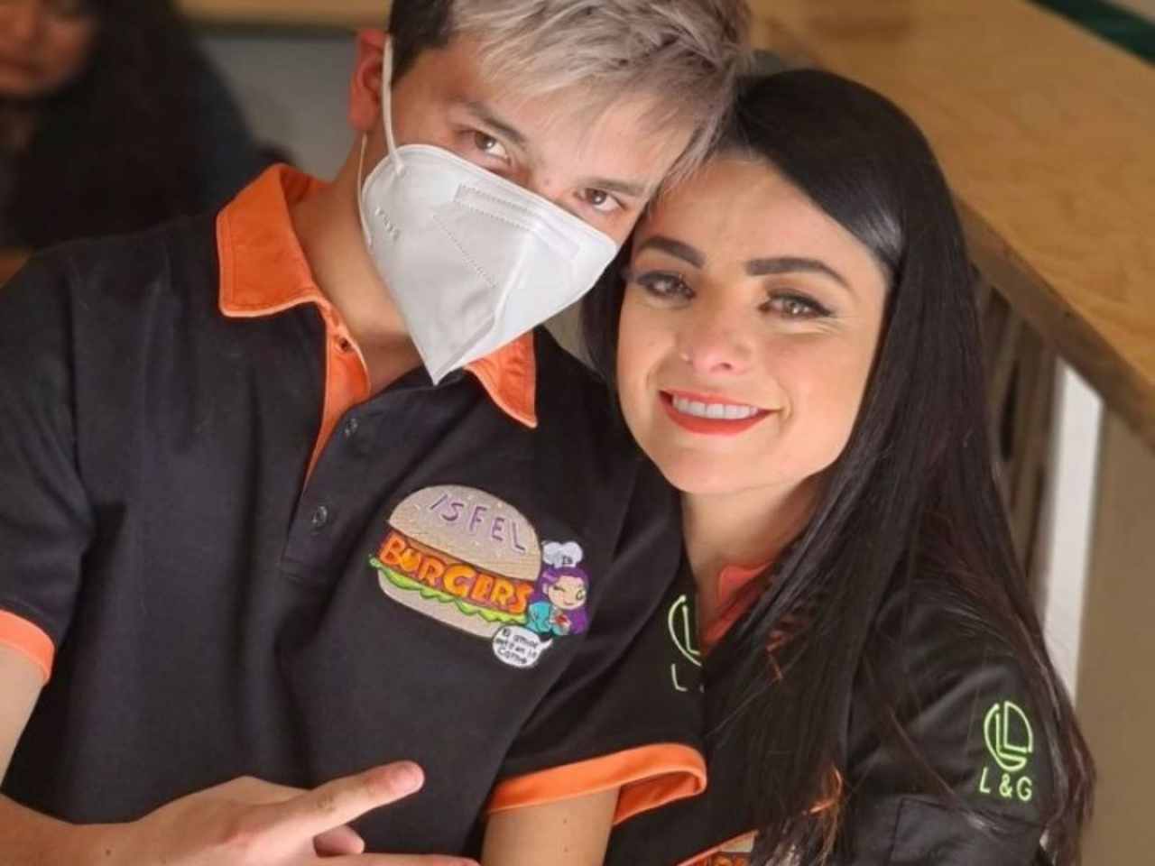 Omar y Violeta en Isfel Burgers