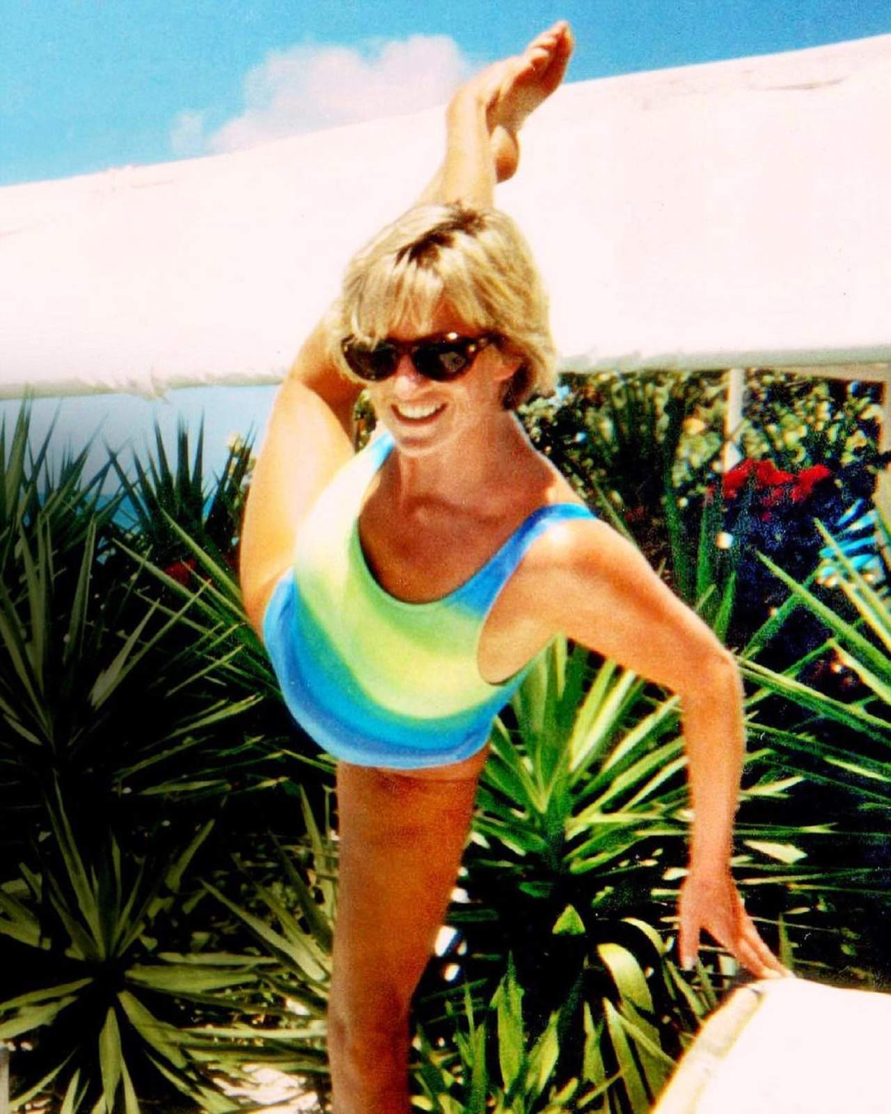 Lady Di haciendo yoga en traje