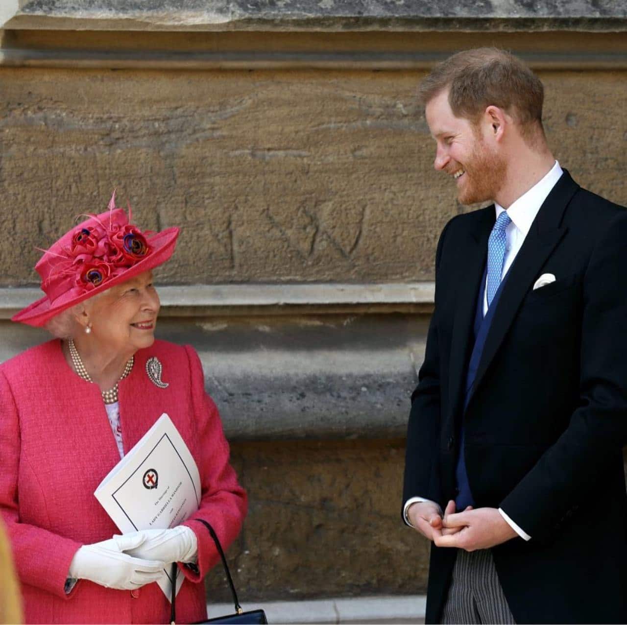 Reina Isabel desinvita principe Harry Buckingham