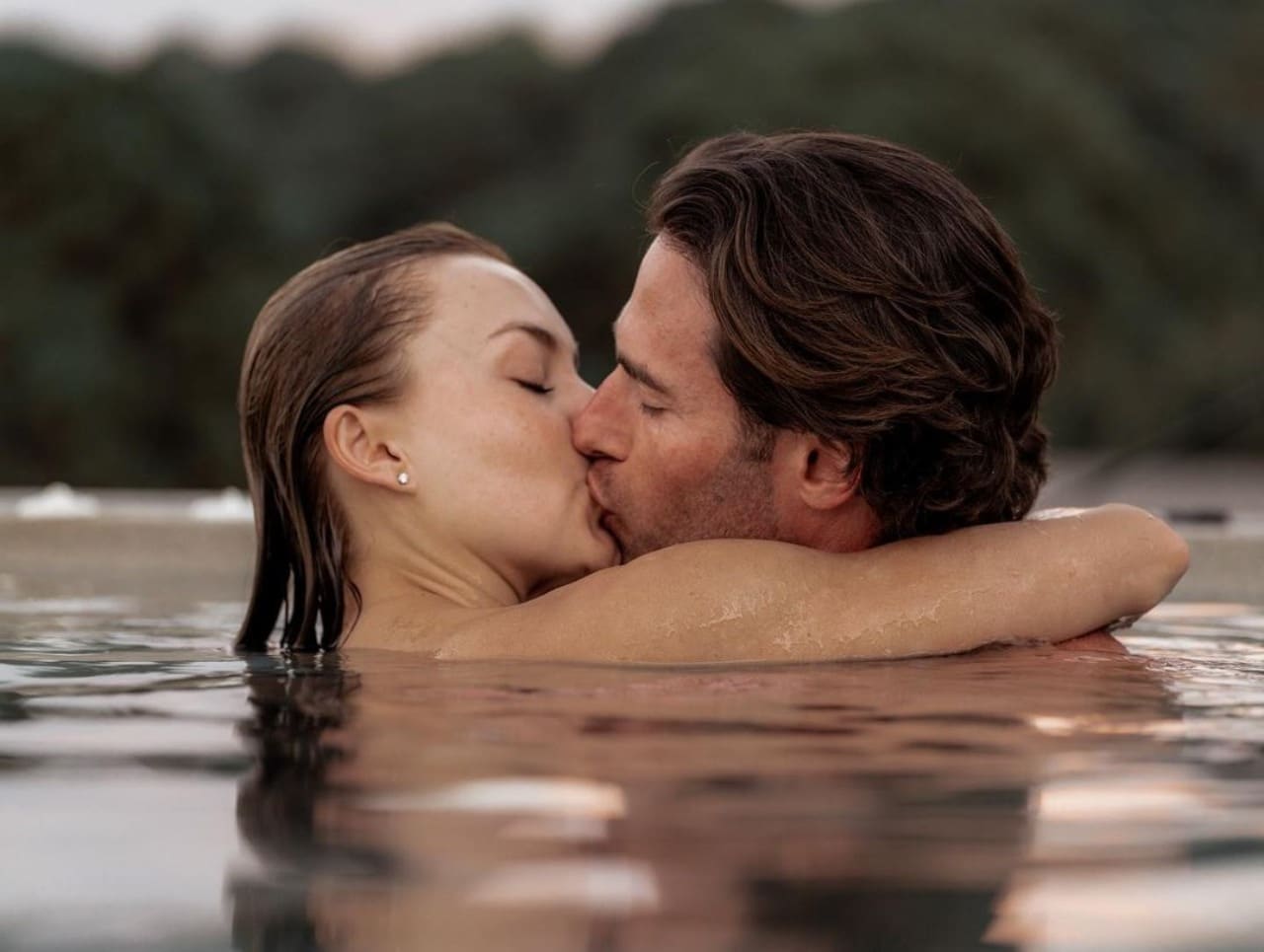 Sebastian Rulli Angelique Boyer besandose abrazados