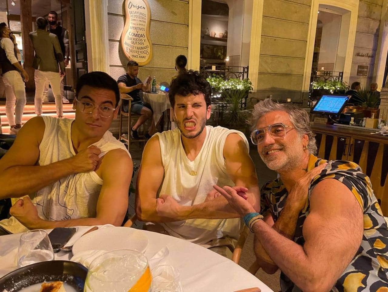 Alejandro Fernández muestra sus brazotes a Carlos Rivera y Sebastián Yatra