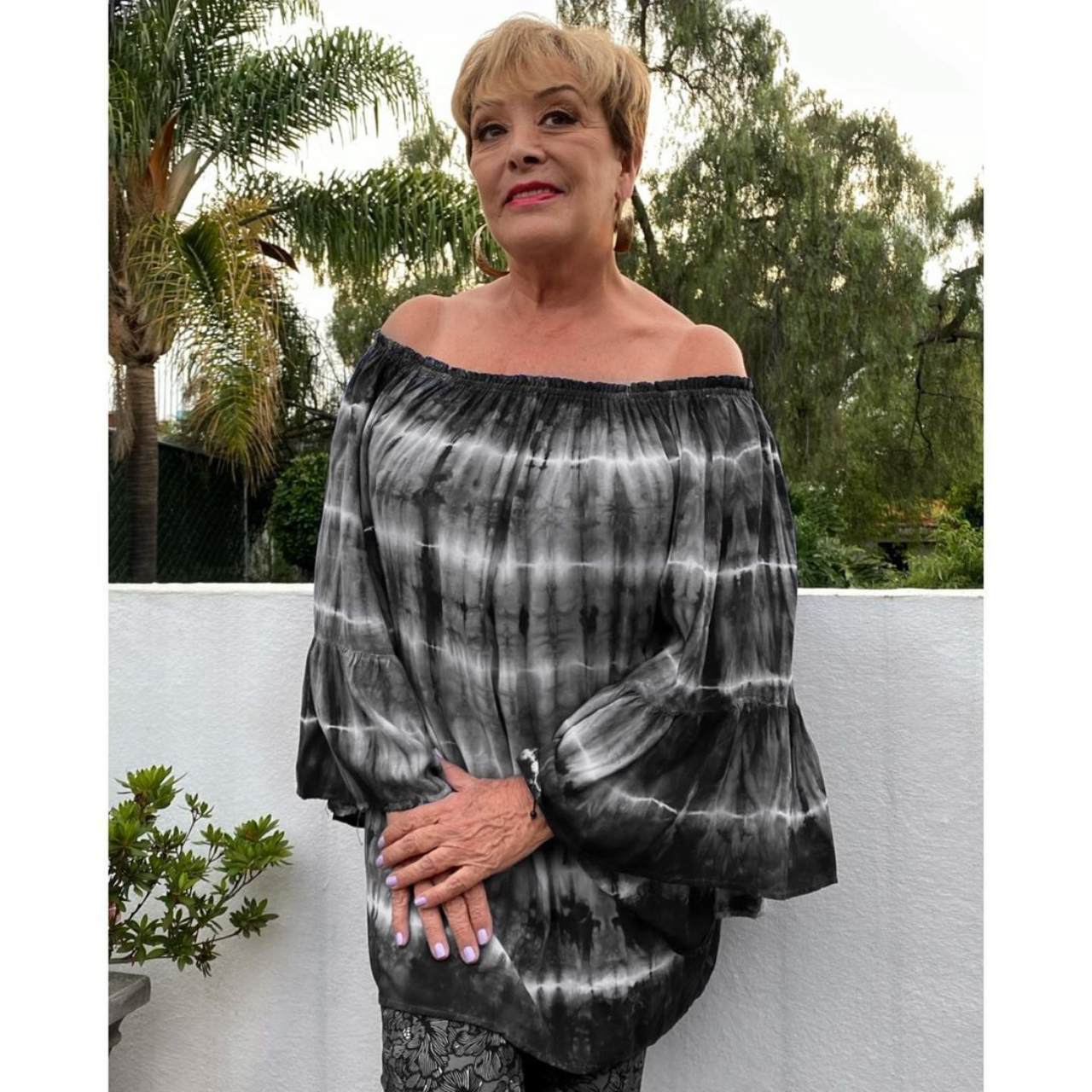 Sylvia Pasquel presume juventud en bikini