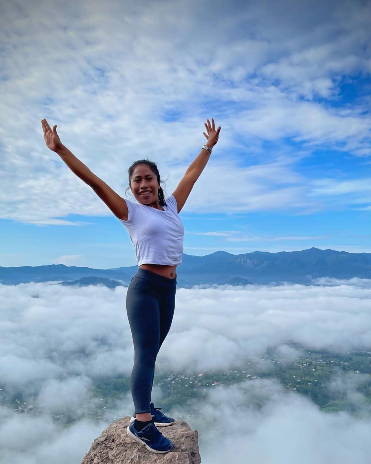 Yalitza Aparicio presumiendo cuerpazo cerro