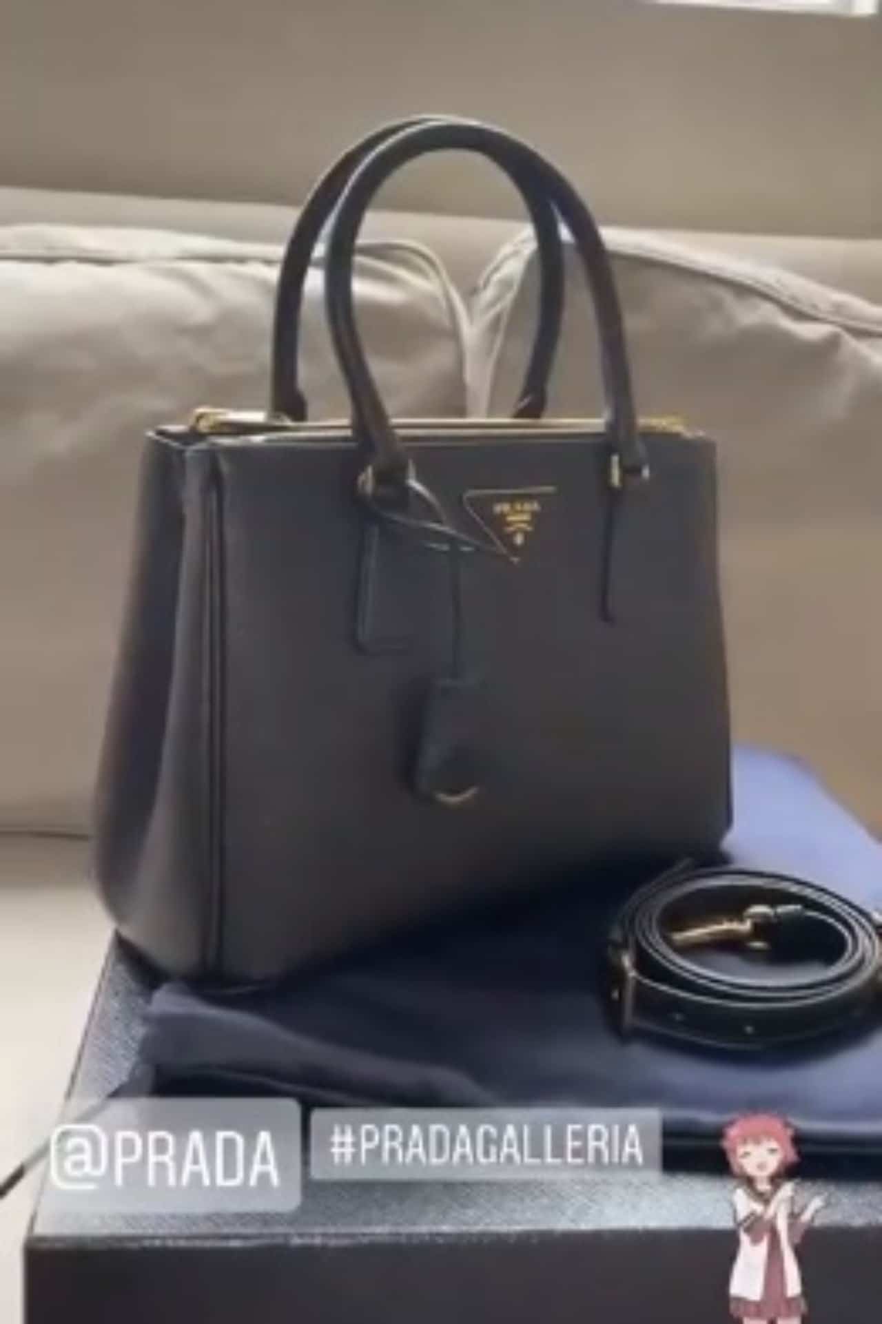 Yalitza Aparicio recibe bolso Prada