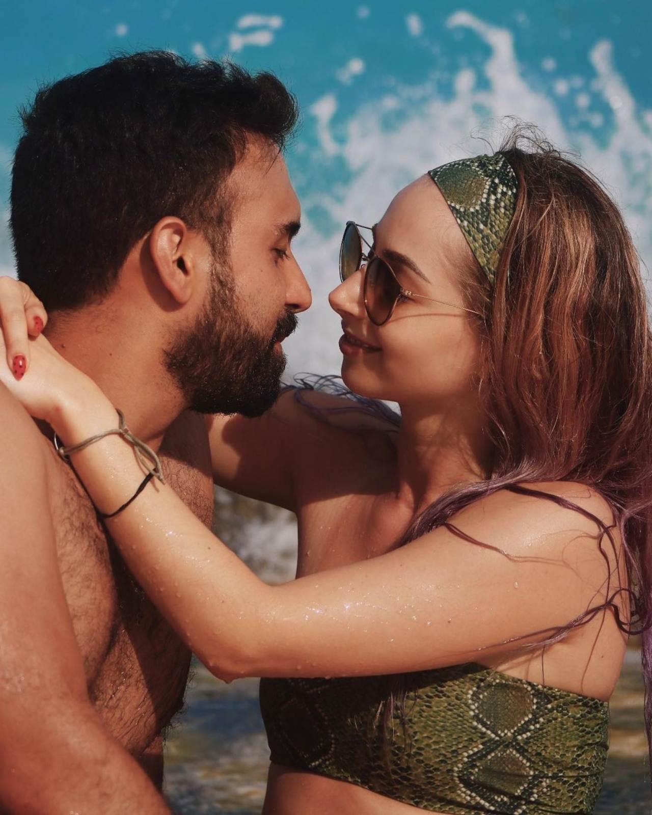 Yosstop y su novio en playa