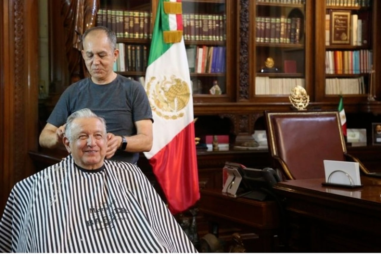 AMLO y su peluquero de confianza
