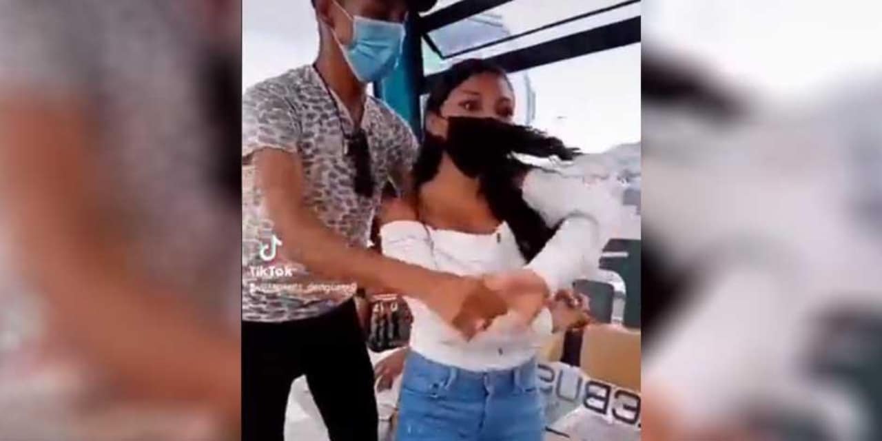 Pareja baila en cablebus