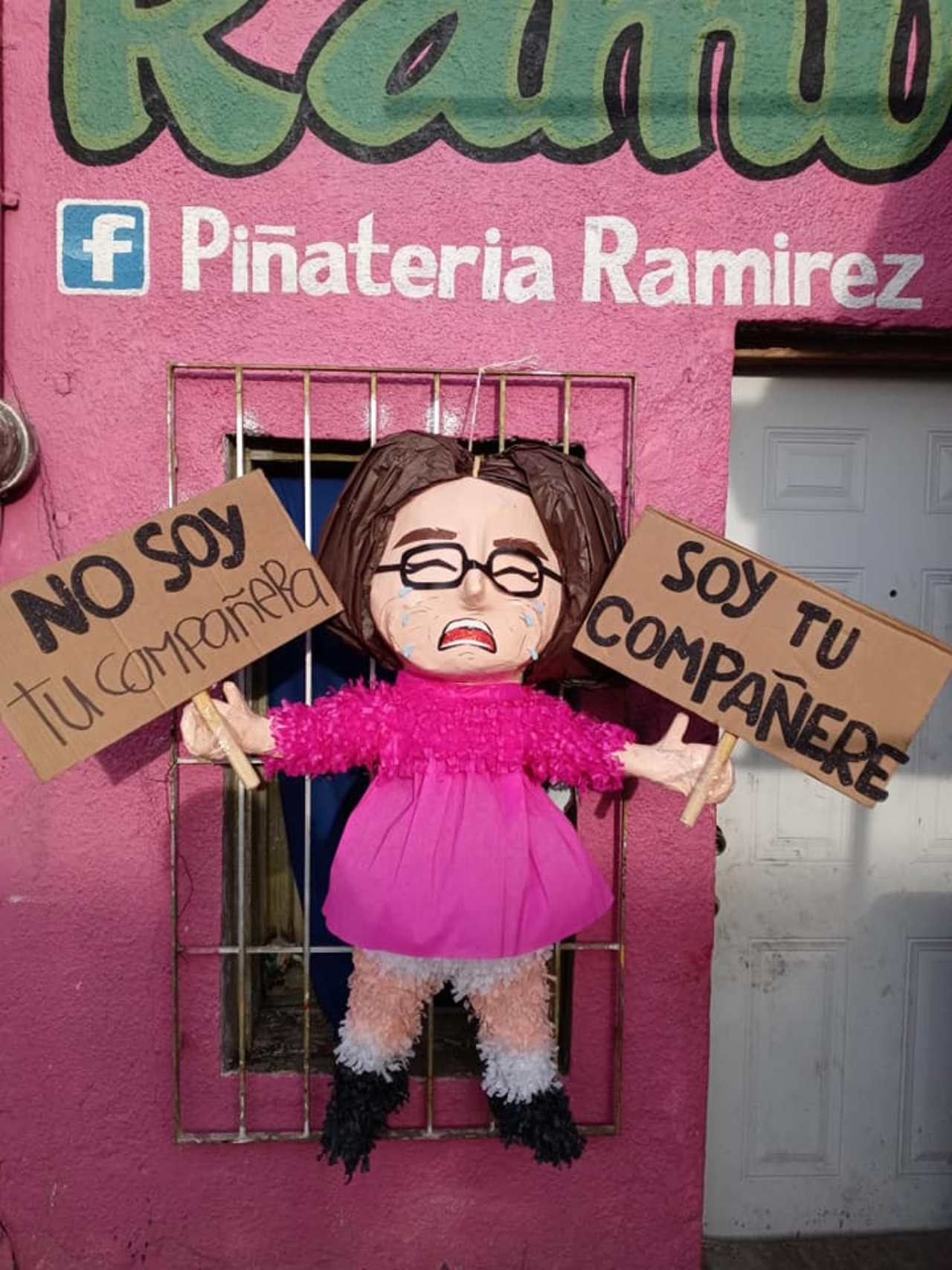 Piñatería Ramírez se burla de Andra compañere