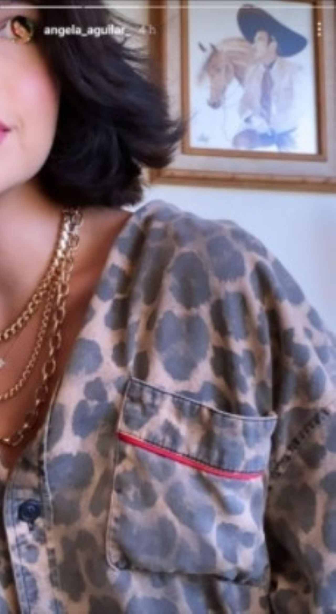 Ángela Aguilar posa con su abuelo