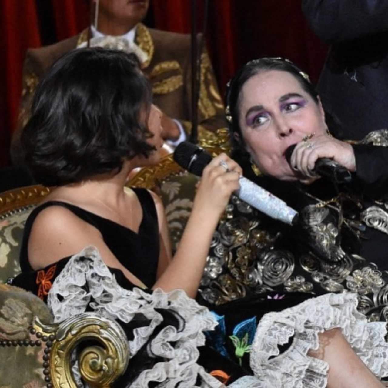Ángela Aguilar muestra tumba Flor Silvestre