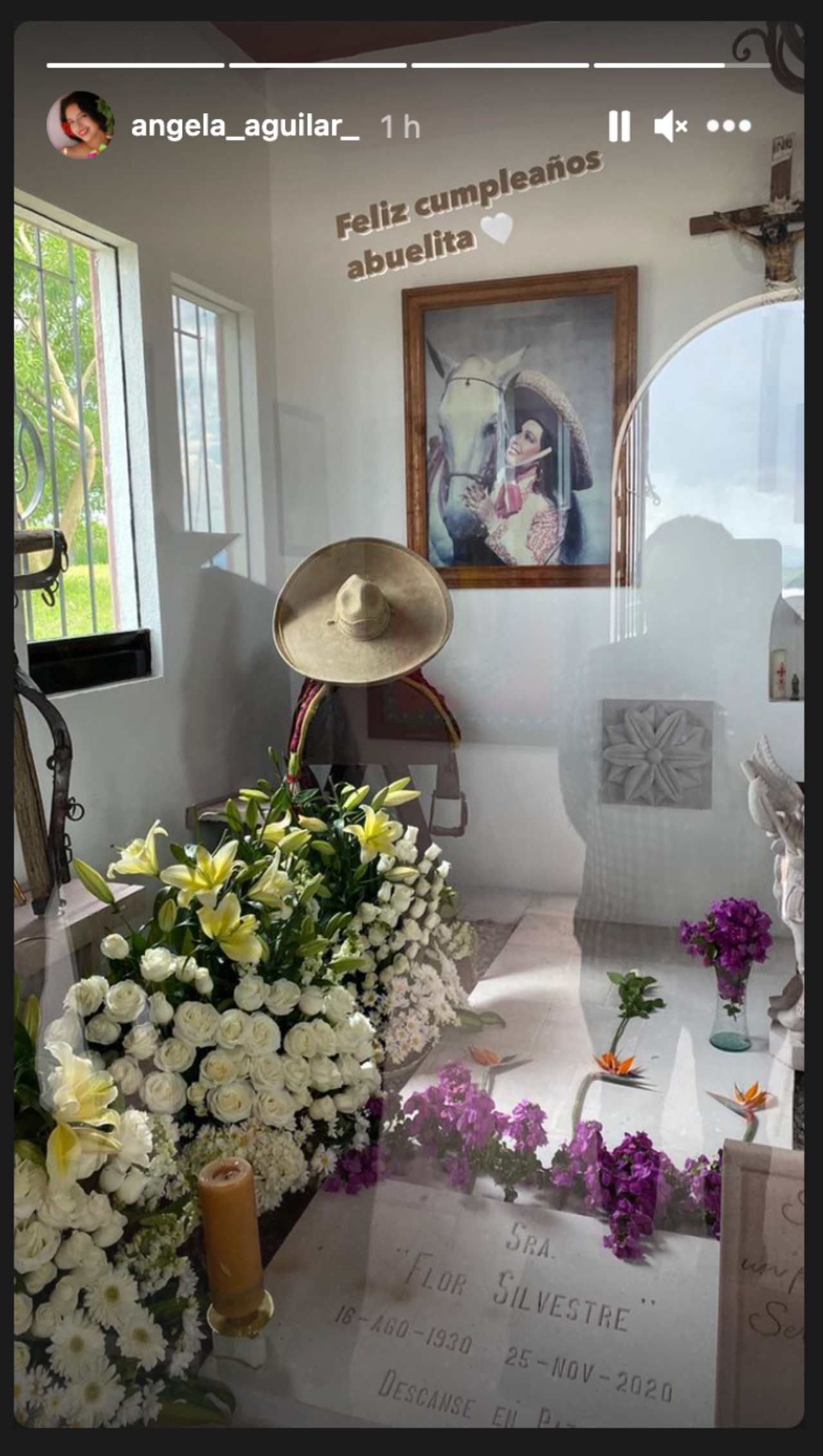Ángela Aguilar muestra tumba abuela Flor Silvestre