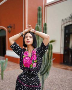 Ángela Aguilar vestido artesanal