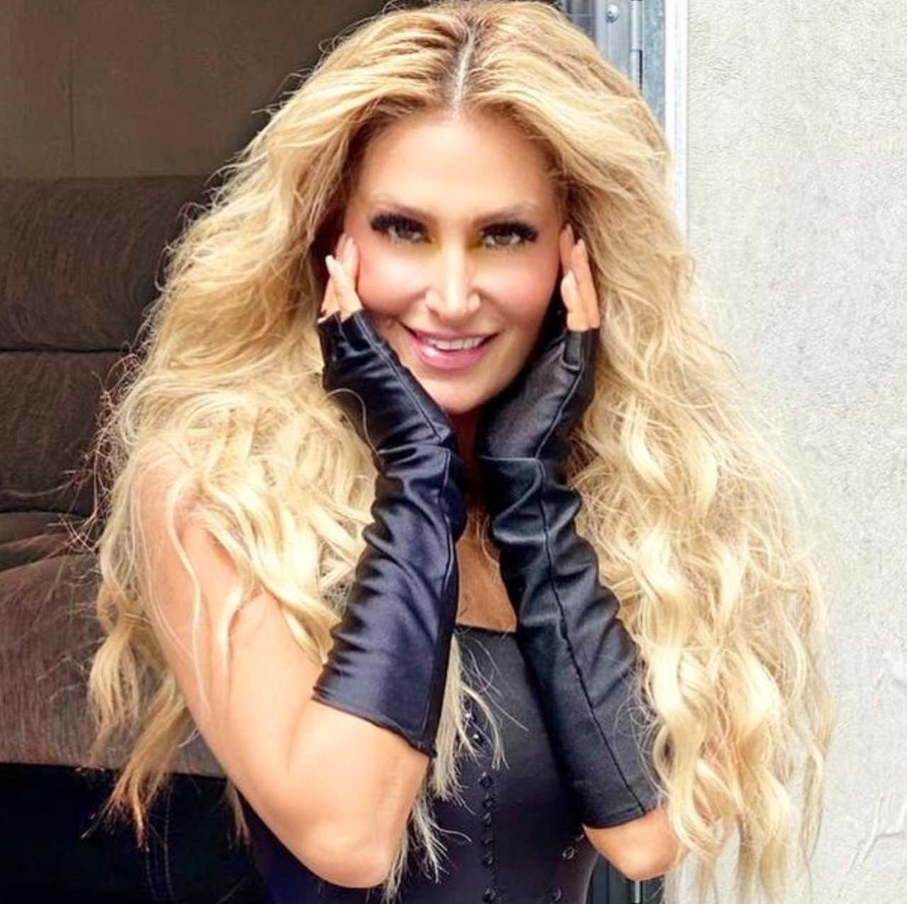 Exhiben groserías de Anette Cuburu