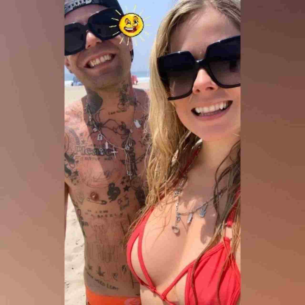 Avril Lavigne novio traje de baño