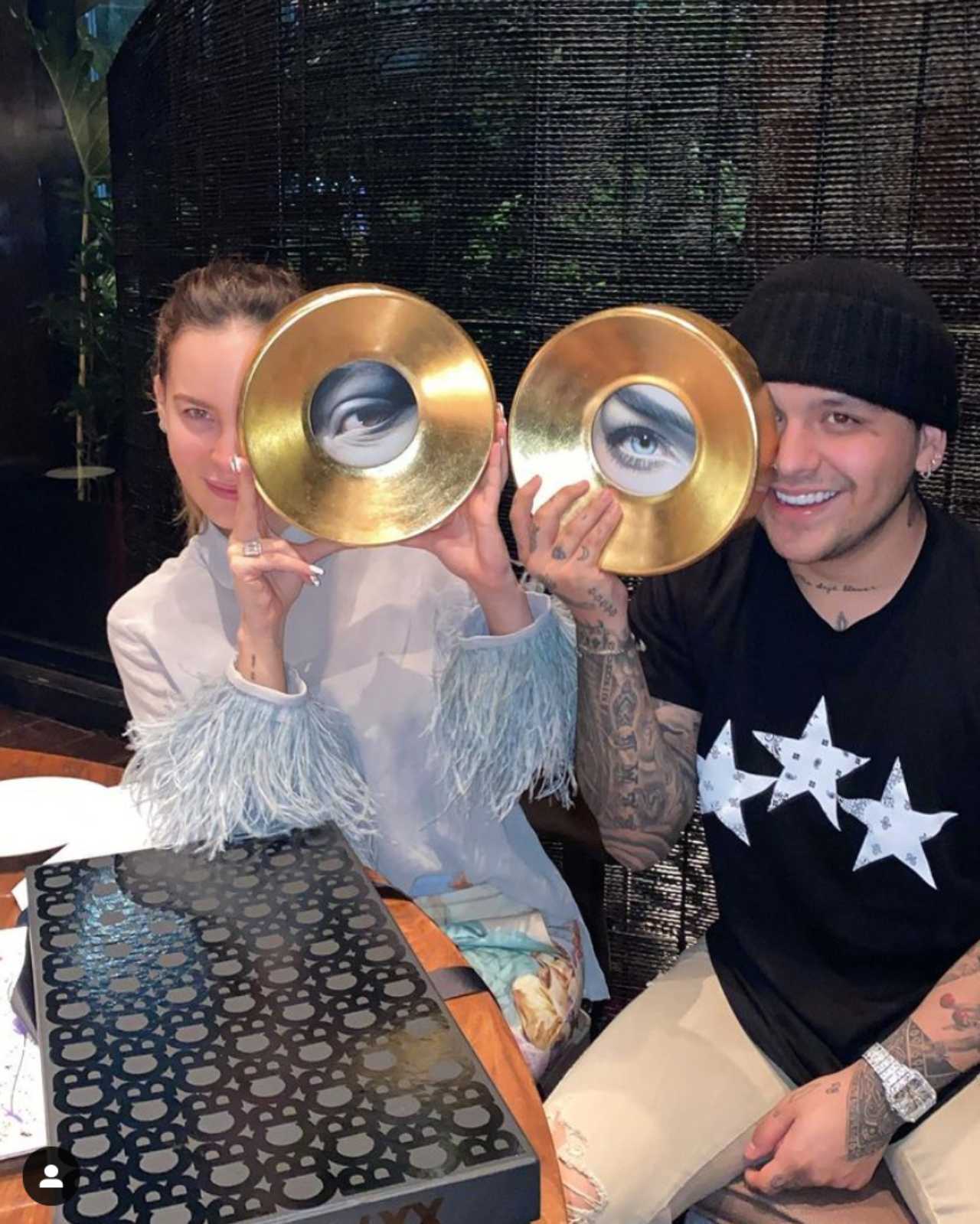 Belinda y Christian Nodal con regalo de aniversario