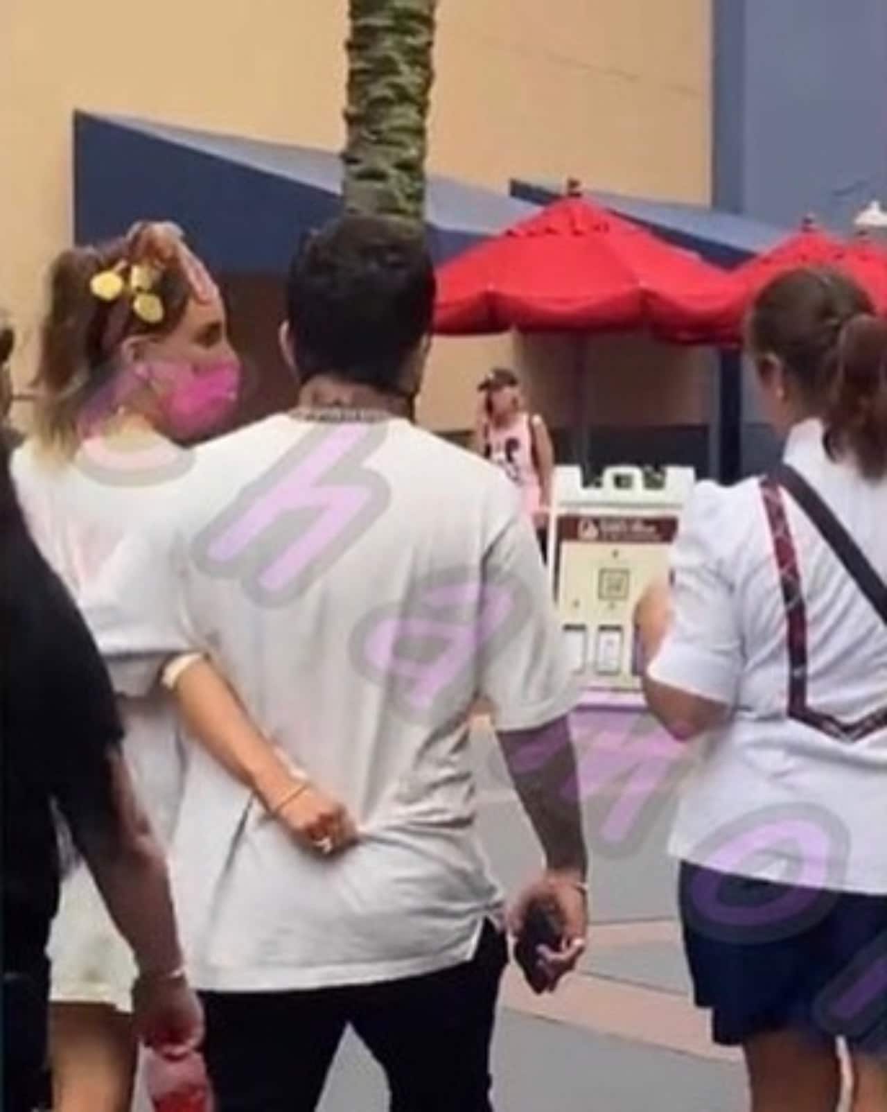 Nodeli en Disney con orejitas abrazados