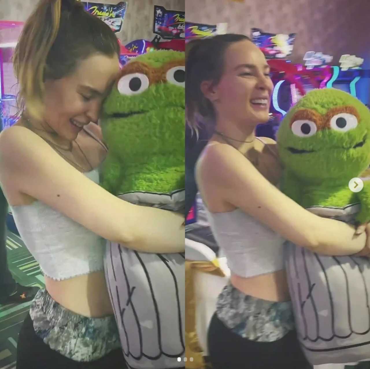 Nodal sorprende a Belinda con peluche