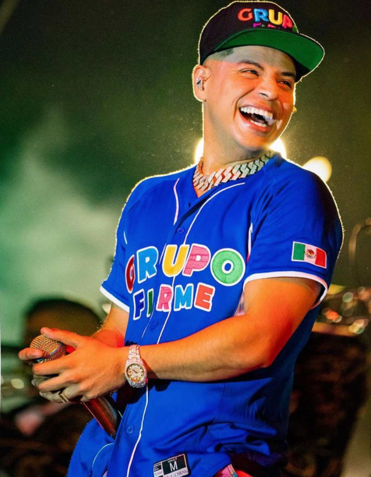Eduin Caz se maquilla en fiesta