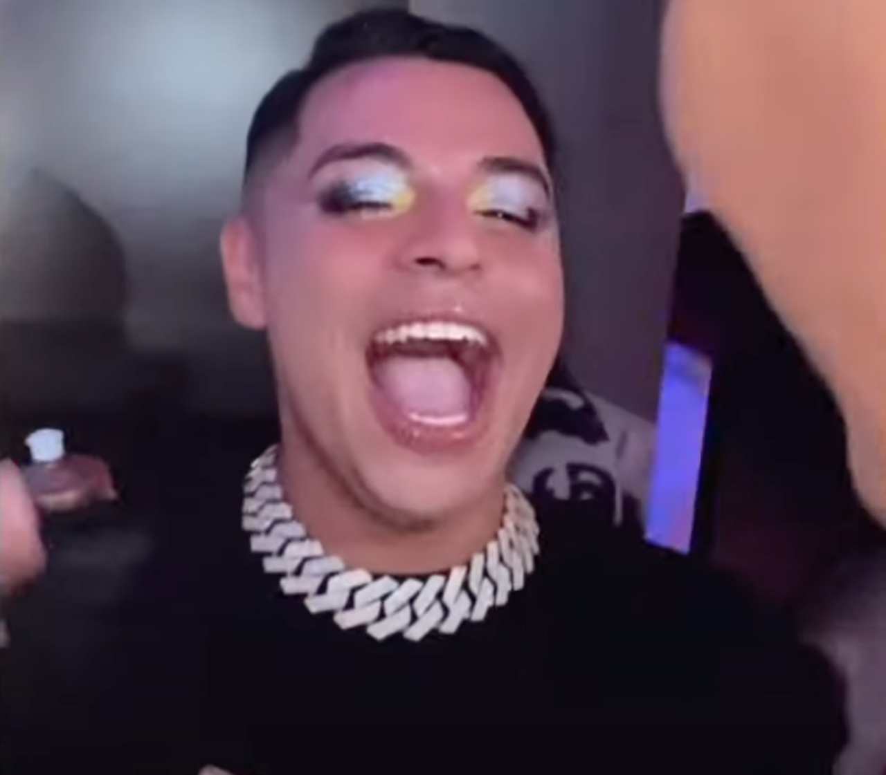 Eduin Caz de Grupo Firme se maquilla y queda como payaso