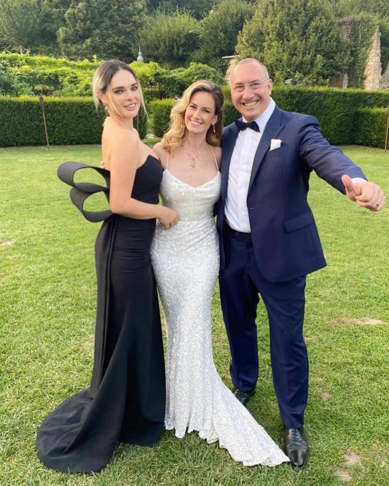 Fabiola Guajardo posa con los novios