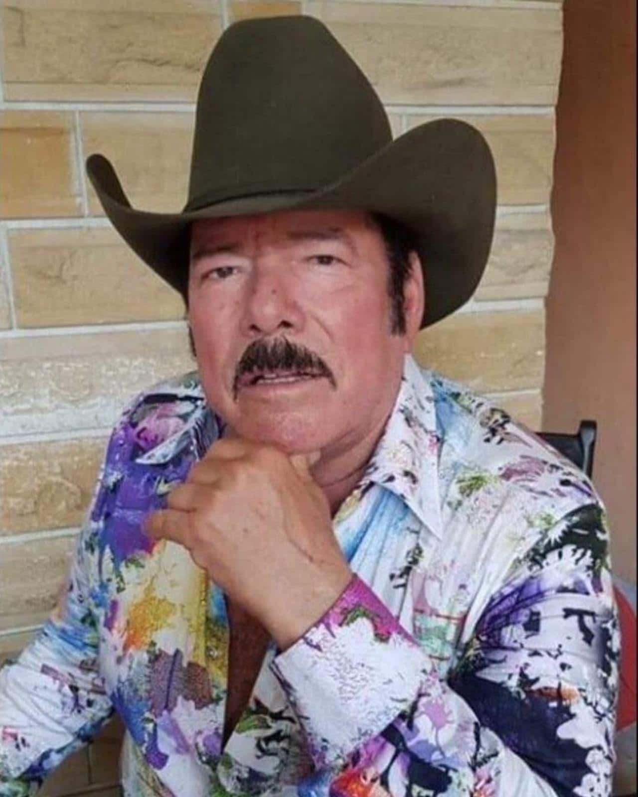 Lalo Mora responde criticas tocar fans