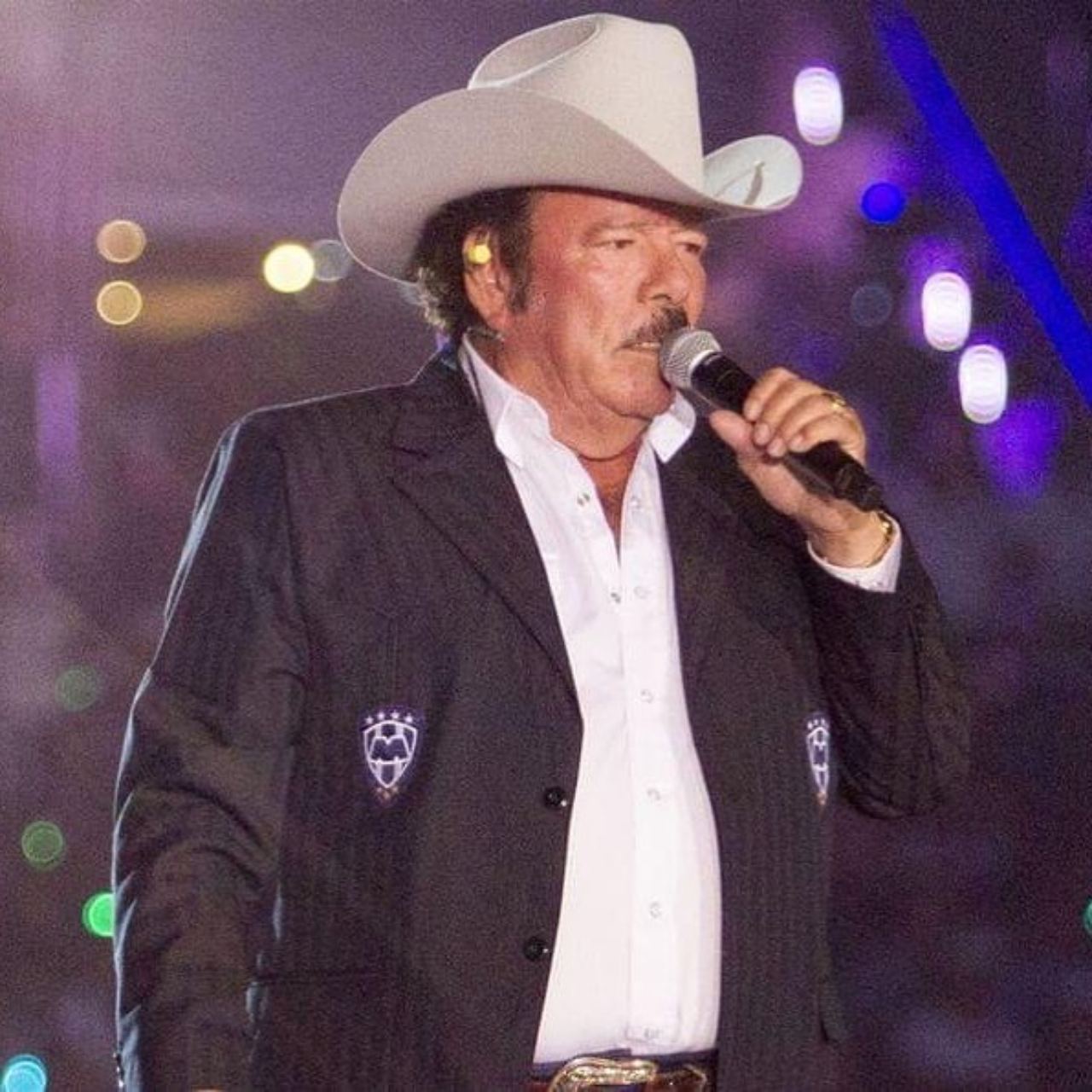 Lalo Mora justifica tocar indebidamente fans