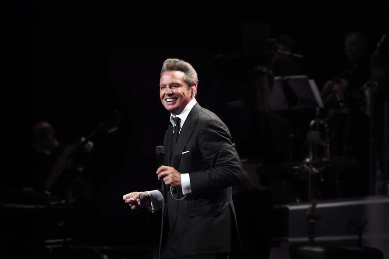 Luis Miguel fan celebra cumpleanos restaurante