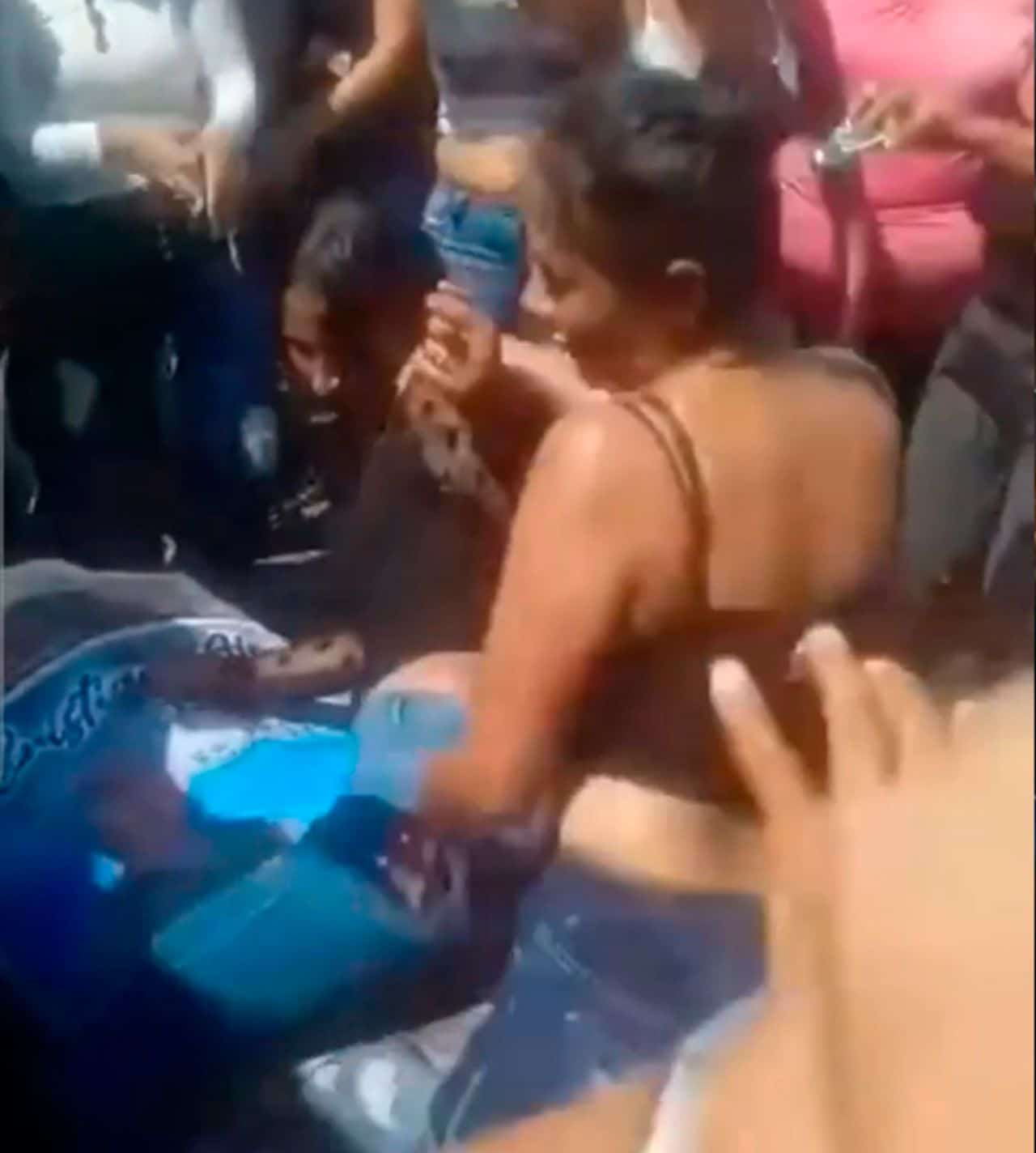 Mujeres perrean encima ataud amigo ladron